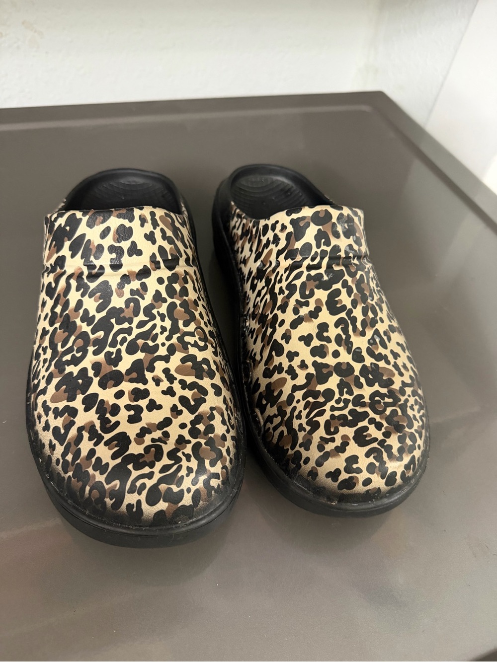 OOFOS Leopard Print Slide Clog in Black and Tan - Picture 6 of 10